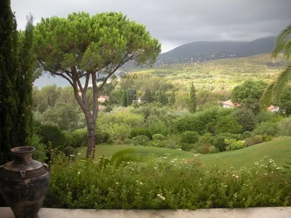 Jardin méditerranéen à Gigaro dans le Var, hibiscus, bougainvillées et vue sur la mer, vue 2
