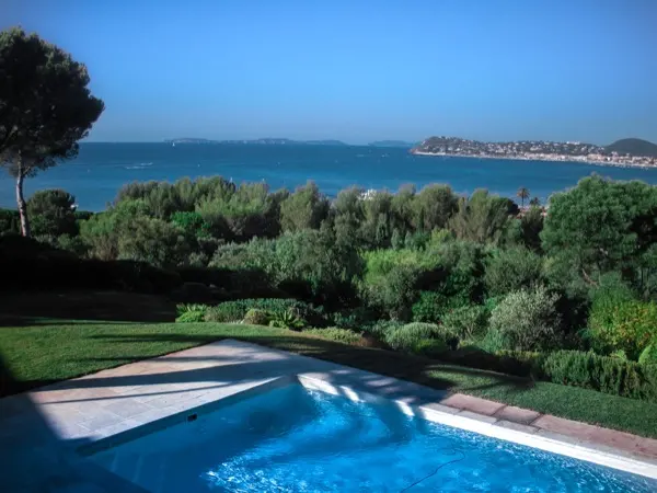 Jardin méditerranéen à Gigaro dans le Var, hibiscus, bougainvillées et vue sur la mer, vue 4
