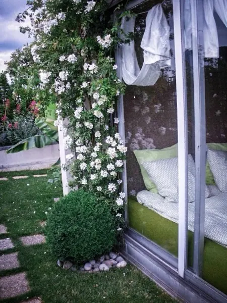 Terrasse de 110 m² à Neuilly-sur-Seine avec salon de jardin, massifs et vue sur l'ouest parisien, vue 4